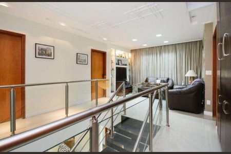 Casa à venda com 4 quartos, 300m² em Parque Maria Domitila, São Paulo