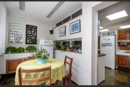 Casa à venda com 4 quartos, 300m² em Parque Maria Domitila, São Paulo