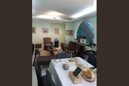 Casa à venda com 5 quartos, 350m² em Vila Carbone, São Paulo