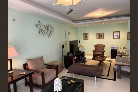 Casa à venda com 5 quartos, 350m² em Vila Carbone, São Paulo