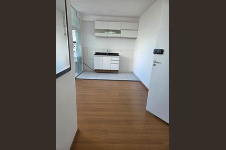 Cozinha de apartamento para alugar com 2 quartos, 44m² em Parque Maria Helena, São Paulo