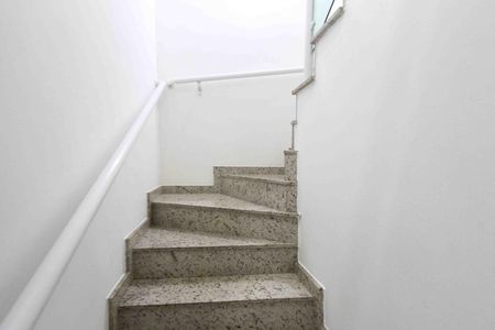 Casa à venda com 90m², 3 quartos e 2 vagasEscada
