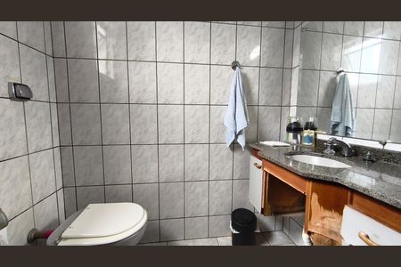 Casa à venda com 152m², 4 quartos e 2 vagas Casa à venda com 152m², 4 quartos e 2 vagasBanheiro