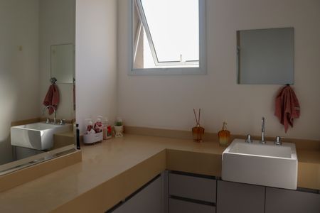 Apartamento para alugar com 180m², 3 quartos e 4 vagasBanheira da Suíte 2