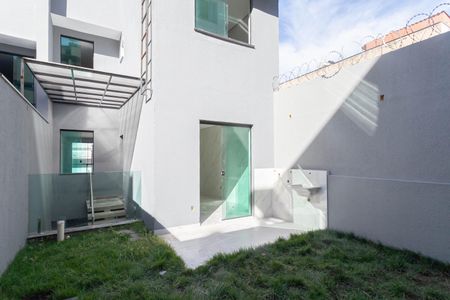 Casa à venda com 145m², 3 quartos e 4 vagas Casa à venda com 145m², 3 quartos e 4 vagasQuintal