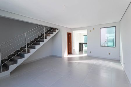 Casa à venda com 145m², 3 quartos e 4 vagas Casa à venda com 145m², 3 quartos e 4 vagasSala