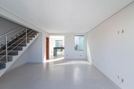 Casa à venda com 145m², 3 quartos e 4 vagas Casa à venda com 145m², 3 quartos e 4 vagasSala