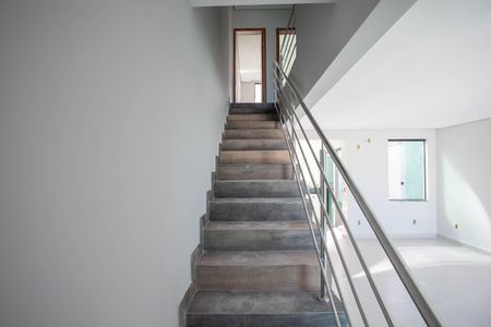 Escada de casa à venda com 3 quartos, 145m² em Morro do Confisco, Contagem