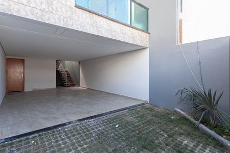 Casa à venda com 145m², 3 quartos e 4 vagas Casa à venda com 145m², 3 quartos e 4 vagasGaragem