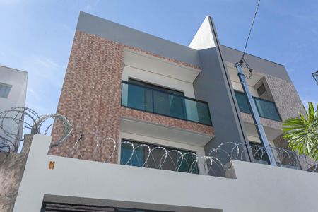 Casa à venda com 145m², 3 quartos e 4 vagas Casa à venda com 145m², 3 quartos e 4 vagasFachada