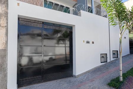 Casa à venda com 145m², 3 quartos e 4 vagas Casa à venda com 145m², 3 quartos e 4 vagasFachada