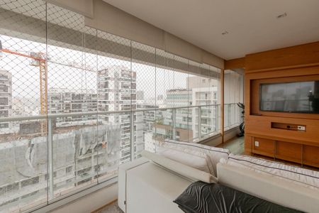 Apartamento à venda com 246m², 3 quartos e 3 vagas Apartamento à venda com 246m², 3 quartos e 3 vagasVaranda da Suíte 2