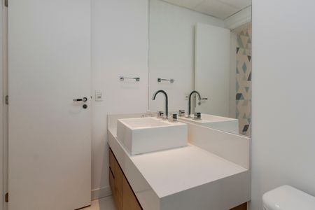 Apartamento à venda com 246m², 3 quartos e 3 vagas Apartamento à venda com 246m², 3 quartos e 3 vagasBanheiro da Suíte 2