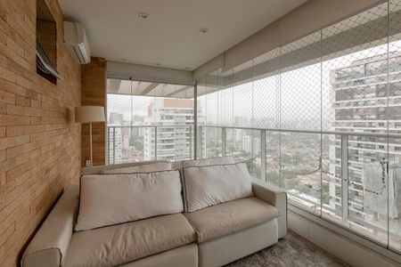 Apartamento à venda com 246m², 3 quartos e 3 vagas Apartamento à venda com 246m², 3 quartos e 3 vagasVaranda da Suíte 2