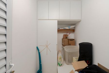 Apartamento à venda com 246m², 3 quartos e 3 vagas Apartamento à venda com 246m², 3 quartos e 3 vagasQuarto de Serviço