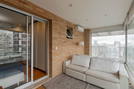 Apartamento à venda com 246m², 3 quartos e 3 vagas Apartamento à venda com 246m², 3 quartos e 3 vagasVaranda da Suíte 2