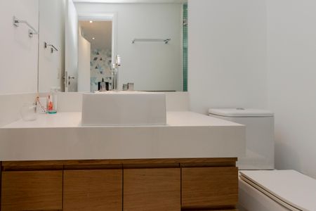 Apartamento à venda com 246m², 3 quartos e 3 vagas Apartamento à venda com 246m², 3 quartos e 3 vagasBanheiro da Suíte 2