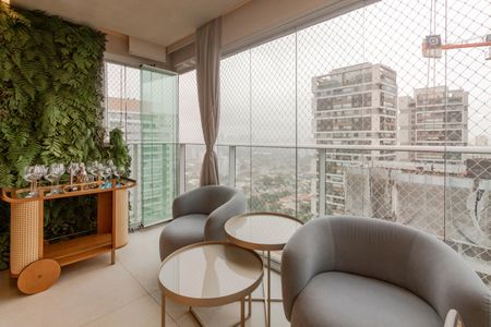 Apartamento à venda com 246m², 3 quartos e 3 vagas Apartamento à venda com 246m², 3 quartos e 3 vagasVaranda da Sala