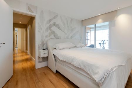 Apartamento à venda com 246m², 3 quartos e 3 vagas Apartamento à venda com 246m², 3 quartos e 3 vagasSuíte 1