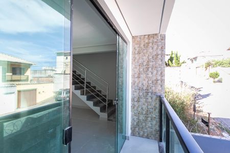 Casa à venda com 145m², 3 quartos e 4 vagasVaranda da sala 