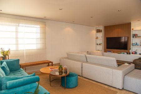 Apartamento para alugar com 240m², 3 quartos e 4 vagas Apartamento para alugar com 240m², 3 quartos e 4 vagasSala