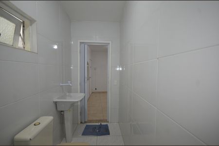 Banheiro de kitnet/studio para alugar com 1 quarto, 22m² em Praça Seca, Rio de Janeiro