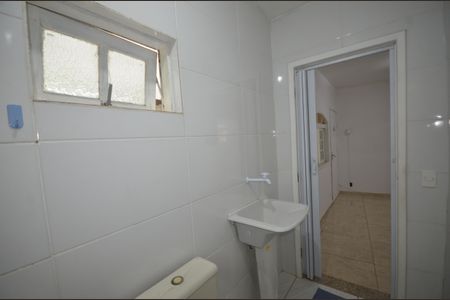 Banheiro de kitnet/studio para alugar com 1 quarto, 22m² em Praça Seca, Rio de Janeiro