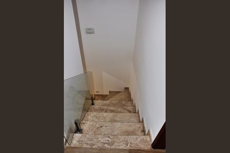 Casa à venda com 150m², 3 quartos e 3 vagasDetalhe - Escada Quartos