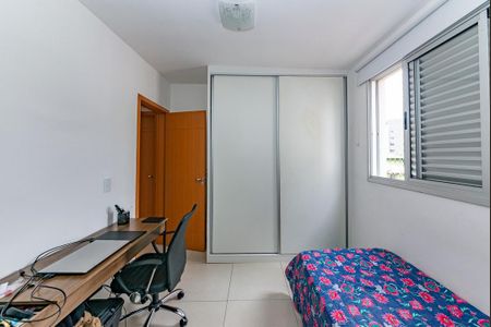 Apartamento à venda com 80m², 2 quartos e 2 vagasQuarto 2