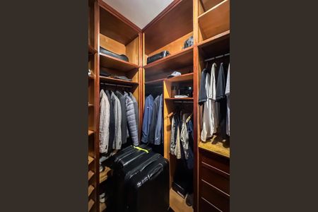 Apartamento à venda com 240m², 4 quartos e 3 vagas Apartamento à venda com 240m², 4 quartos e 3 vagasCloset