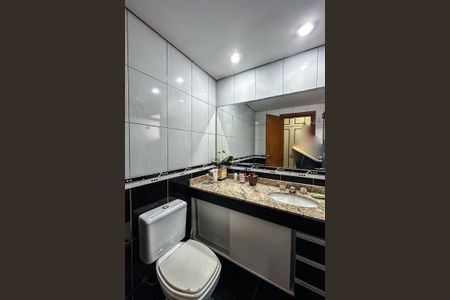 Apartamento à venda com 240m², 4 quartos e 3 vagas Apartamento à venda com 240m², 4 quartos e 3 vagasBanheiro da Suíte 2