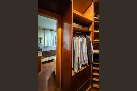 Apartamento à venda com 240m², 4 quartos e 3 vagasCloset