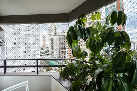 Apartamento à venda com 240m², 4 quartos e 3 vagas Apartamento à venda com 240m², 4 quartos e 3 vagasVaranda da Suíte 1