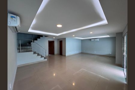 Sala de casa de condomínio para alugar com 4 quartos, 350m² em Recreio dos Bandeirantes, Rio de Janeiro