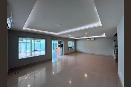 Sala de casa de condomínio para alugar com 4 quartos, 350m² em Recreio dos Bandeirantes, Rio de Janeiro