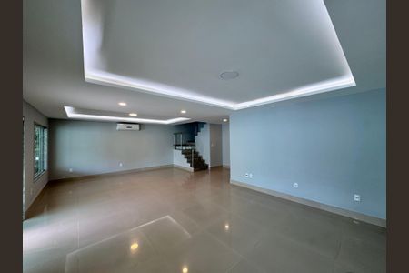 Sala de casa de condomínio para alugar com 4 quartos, 350m² em Recreio dos Bandeirantes, Rio de Janeiro