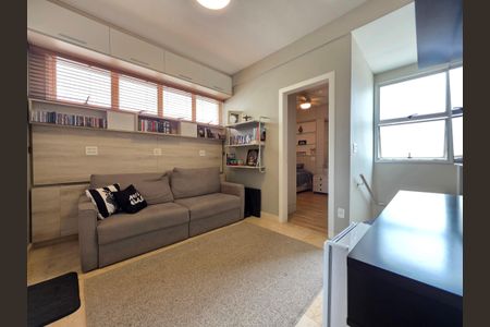 Apartamento à venda com 190m², 4 quartos e 3 vagas Apartamento à venda com 190m², 4 quartos e 3 vagasSala íntima