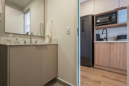 Banheiro de kitnet/studio para alugar com 1 quarto, 22m² em Pinheiros, São Paulo