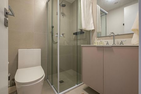 Banheiro de kitnet/studio para alugar com 1 quarto, 22m² em Pinheiros, São Paulo