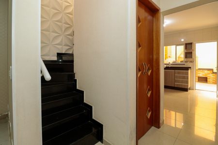 Casa para alugar com 135m², 3 quartos e 2 vagasEscada para os quartos