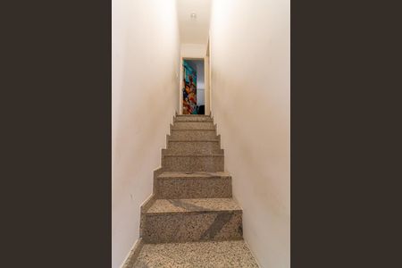 Casa de condomínio à venda com 65m², 2 quartos e 1 vagaEscada