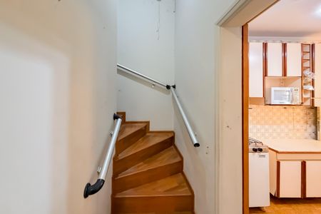 Casa à venda com 100m², 2 quartos e 1 vagaEscada