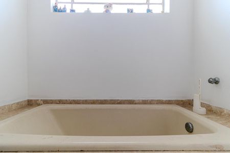 Casa para alugar com 330m², 4 quartos e 2 vagasBanheiro Social 1