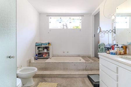 Casa para alugar com 330m², 4 quartos e 2 vagasBanheiro da Suíte