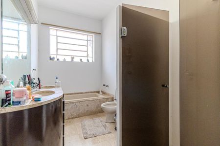 Casa para alugar com 330m², 4 quartos e 2 vagasBanheiro Social 1