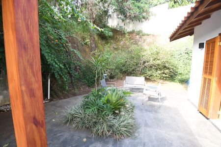 Casa de condomínio para alugar com 300m², 3 quartos e 2 vagasQuintal