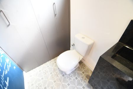 Casa de condomínio para alugar com 300m², 3 quartos e 2 vagasBanheiro de serviço