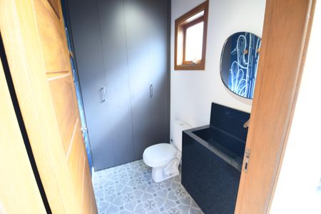 Casa de condomínio para alugar com 300m², 3 quartos e 2 vagasBanheiro de serviço