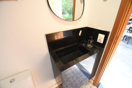 Casa de condomínio para alugar com 300m², 3 quartos e 2 vagasBanheiro de serviço