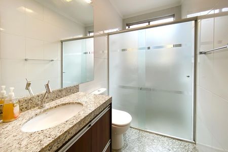 Apartamento à venda com 180m², 4 quartos e 3 vagas Apartamento à venda com 180m², 4 quartos e 3 vagasBanheiro 2